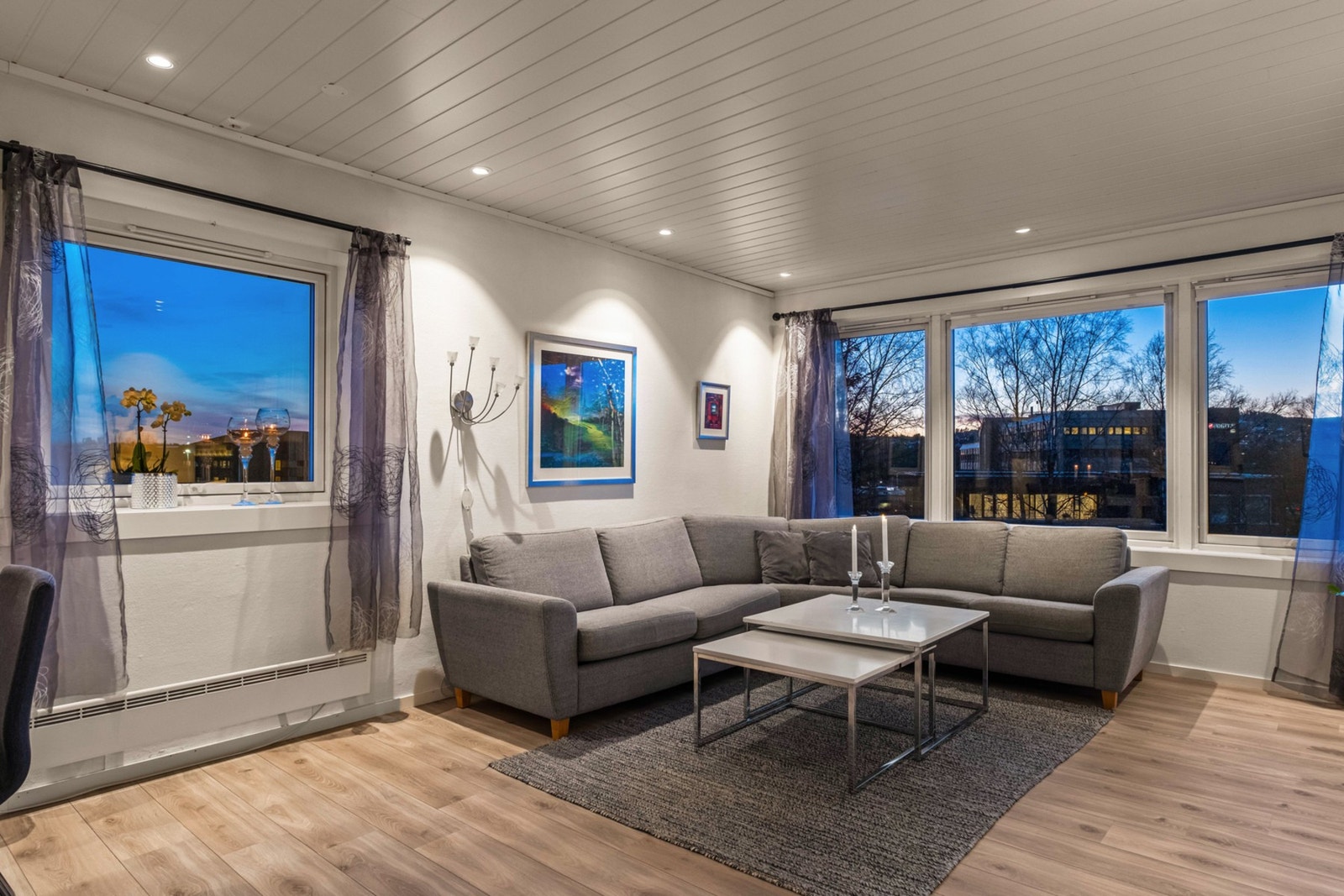 Gjennomlys planløsning, med åpen og fin beliggenhet gir følelsen av masse lys og luft. Galleribilde