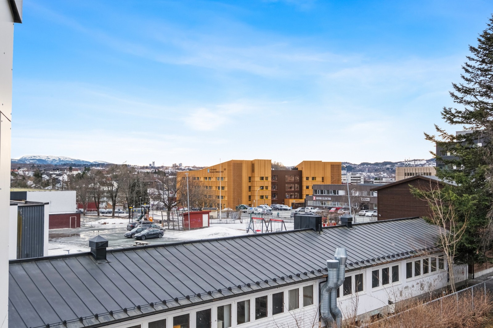 Nidarvoll skole og Sunnland skole ligger like ved boligen og sto ferdig oppusset nå i 2024. Galleribilde