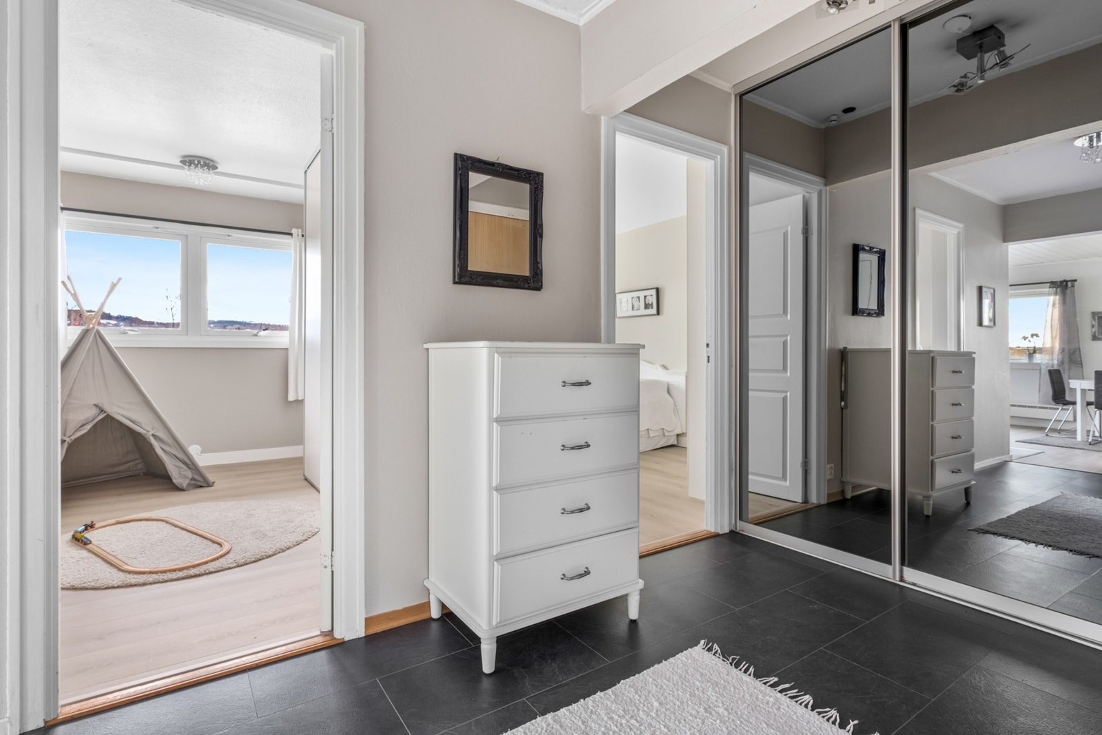 Velkommen inn! Romslig entré med plass til å henge fra seg klær og sko. I tillegg er det 3 boder som følger. Galleribilde