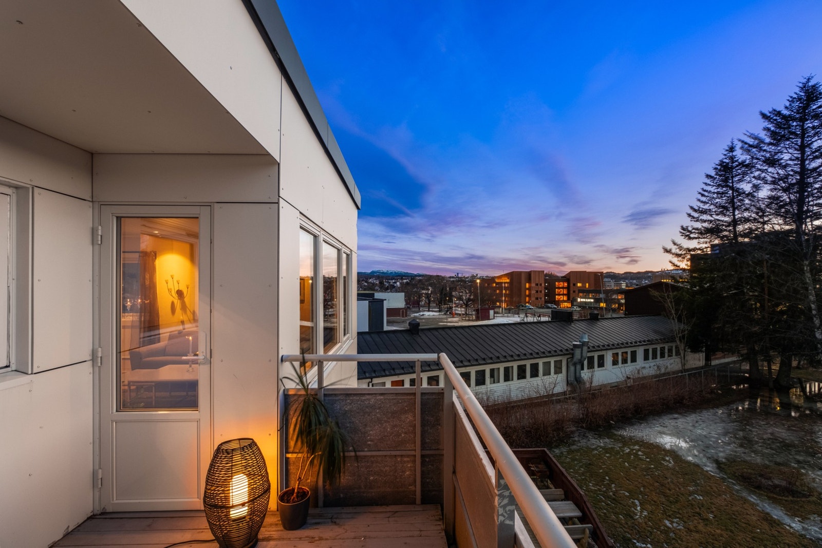 Egen vestvendt balkong med ettermiddagssol. Galleribilde