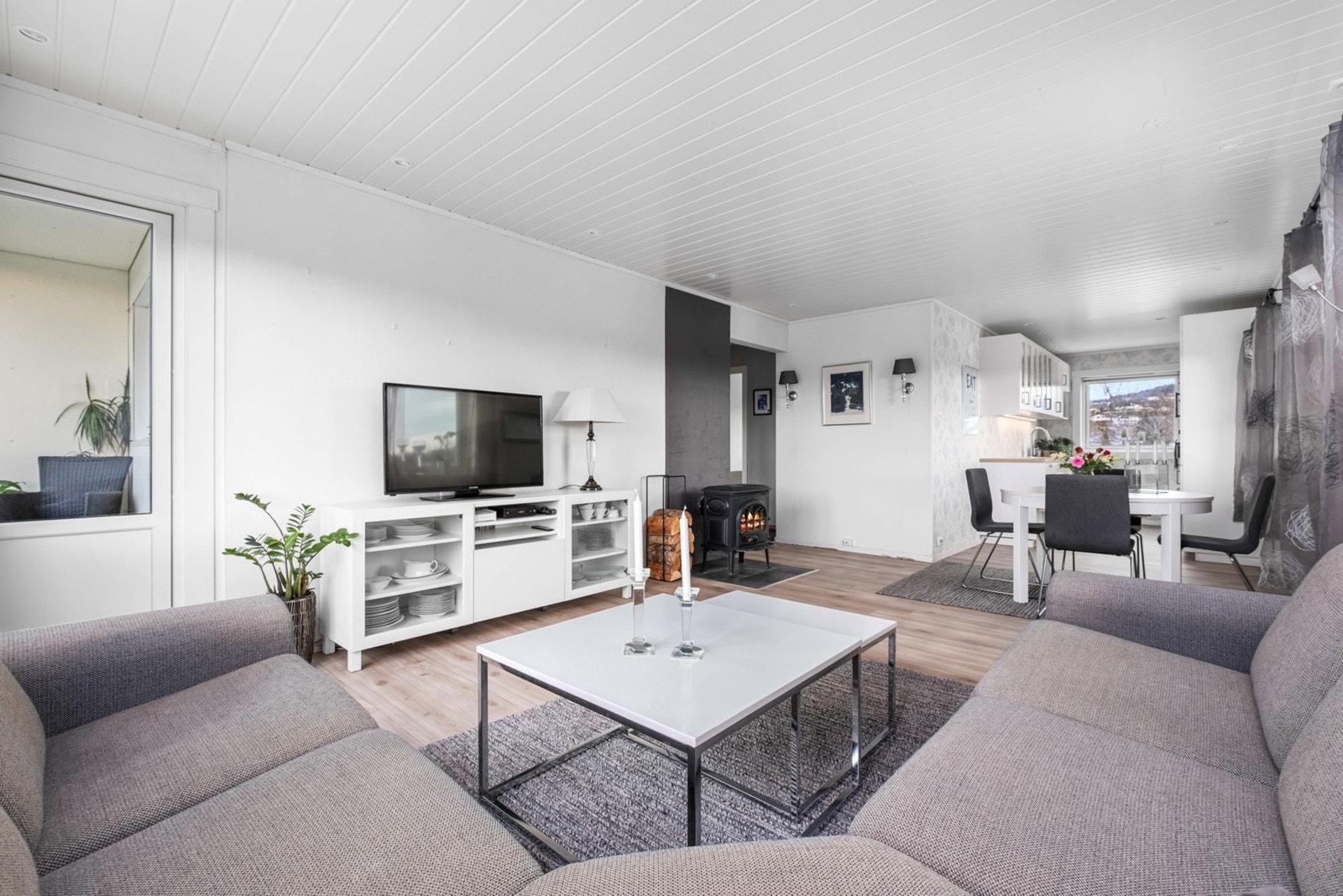 Fra stua er det utgang til solrik balkong med flott utsikt. Galleribilde