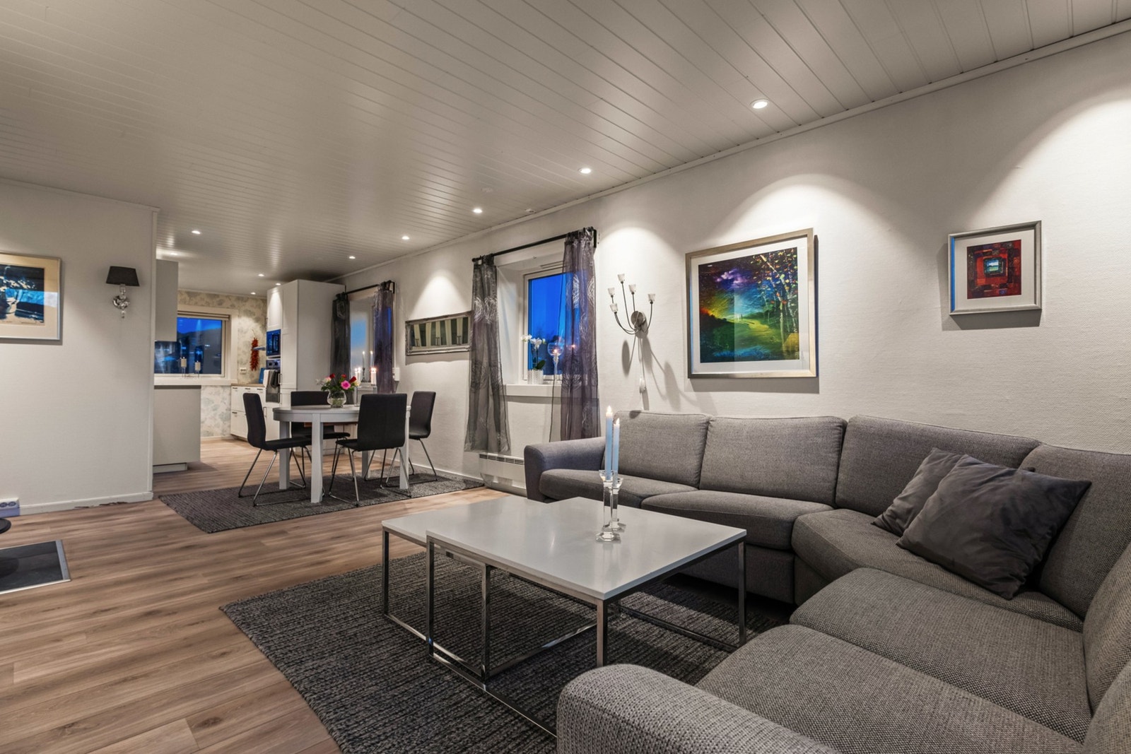 Stua har god plass til sofagruppe og spisebord. Galleribilde