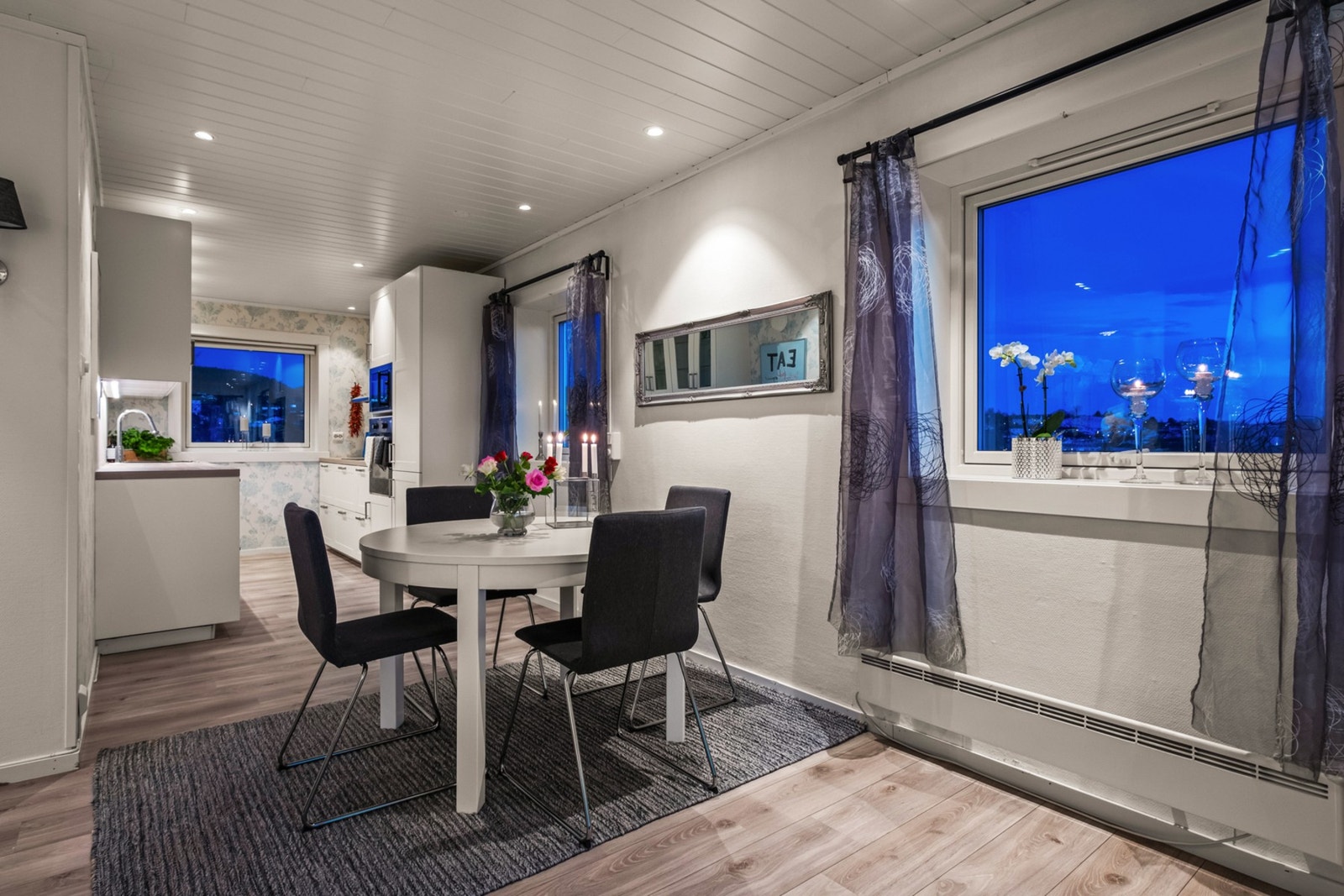 Fellesutgifter dekker kabel-tv/internett, kommunale avgifter, trappevask, vaktmester, vedlikehold, bygningsforsikring m.m. Galleribilde