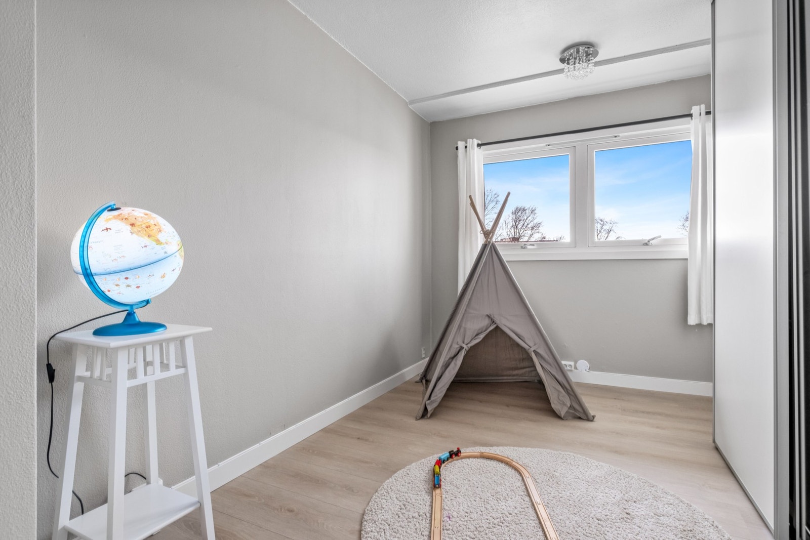 Soverom 2 er på ca. 10,5kvm med god plass til ønskelig møblement. Galleribilde