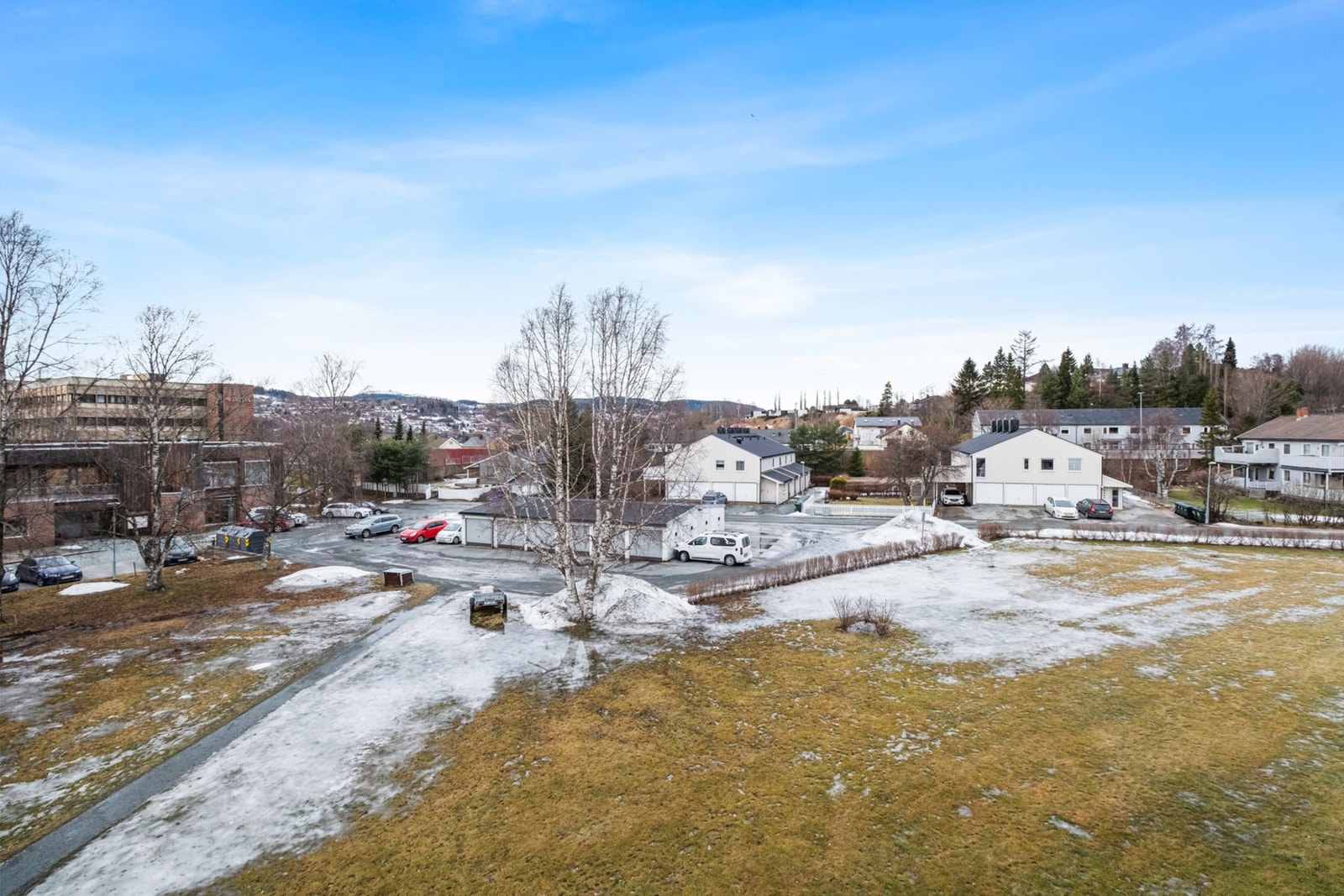 Fine grøntareal like foran boligen. Borettslaget ligger fint til med lite innsyn og godt med luft i mellom. Galleribilde