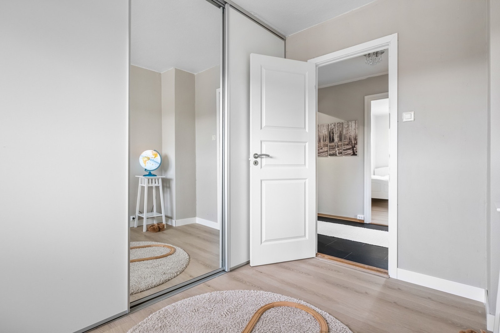 Praktisk plassmontert skyvedørsgarderobe er installert på soverommet. Galleribilde