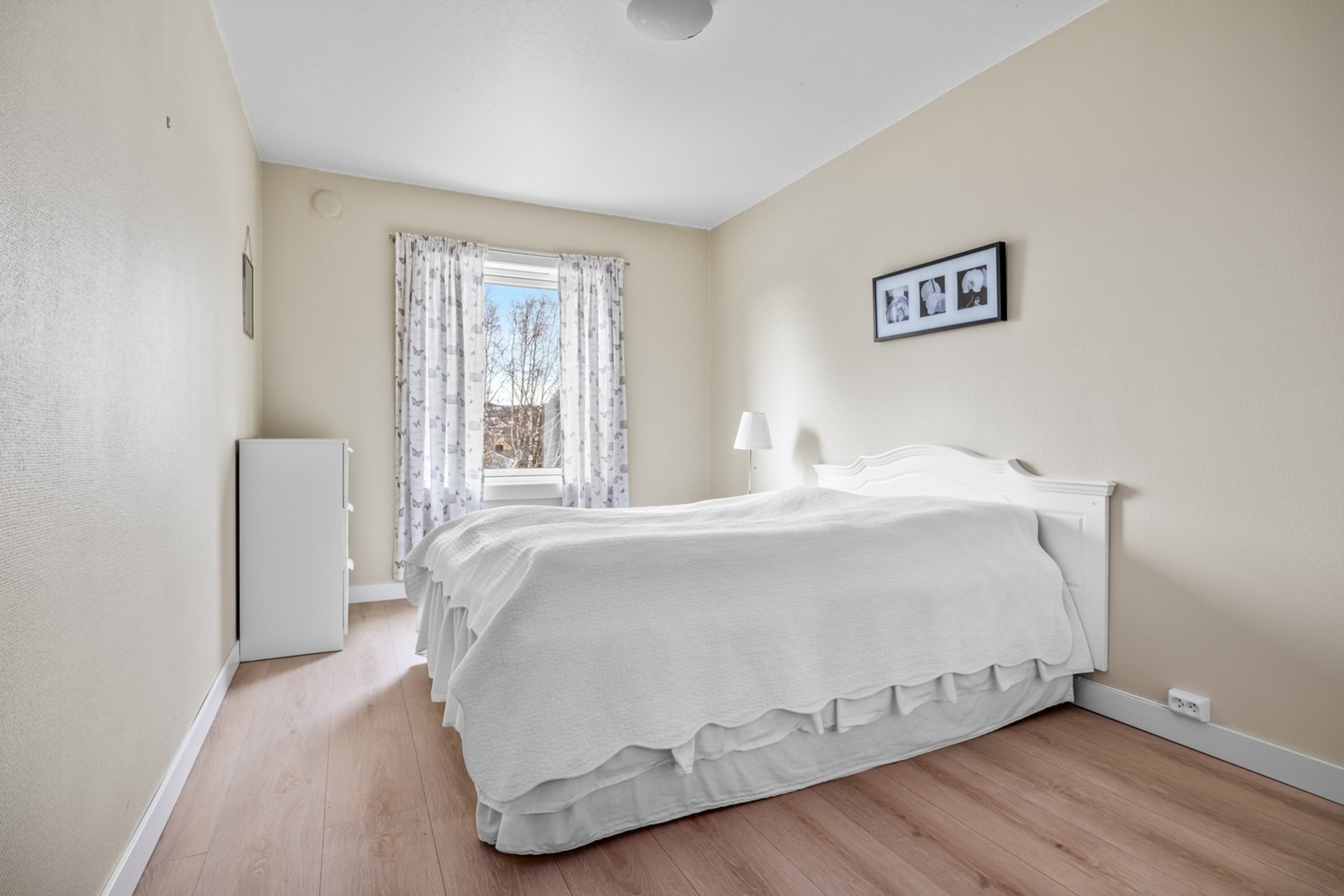 Alle 3 soverommene er av god størrelse og har plass til dobbeltseng og garderobeskap. De vender også mot rolige omgivelser. Galleribilde