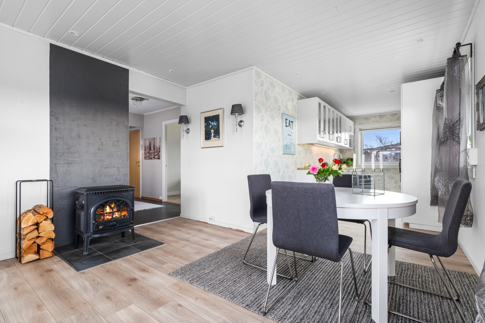 Naturlig plass til spisebord mellom stue og kjøkken. Galleribilde