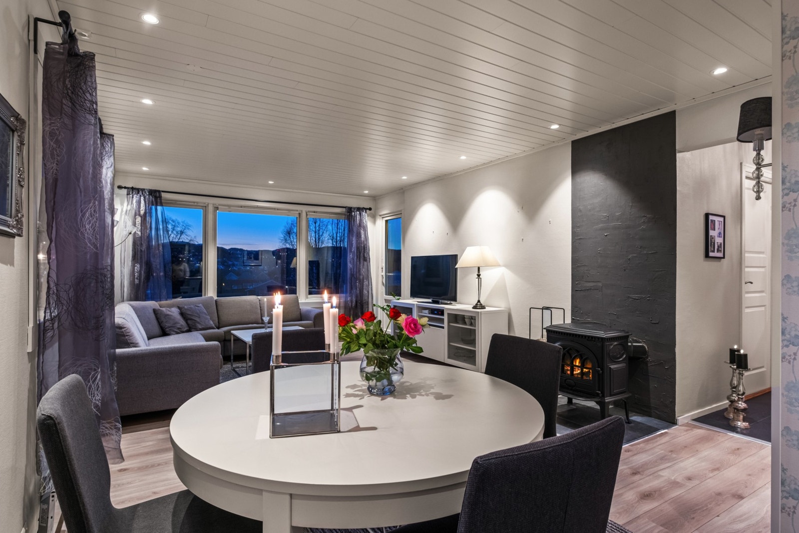 Det er flott utsikt fra stua med lite innsyn og flott utsyn. Galleribilde