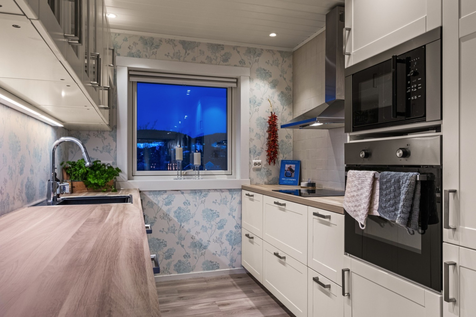 Kjøkkenet har integrerte hvitevarer som mikrobølgeovn, stekeovn, oppvaskmaskin, kjøl/fryseskap og ventilator. Galleribilde