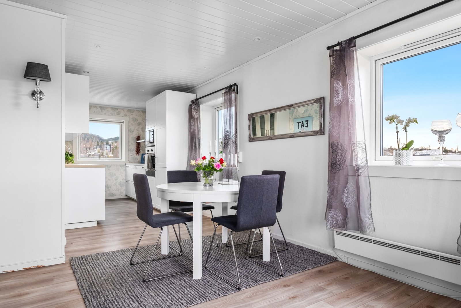 Av varmekilder er det elektrisk oppvarming og vedovn i boligen. Galleribilde