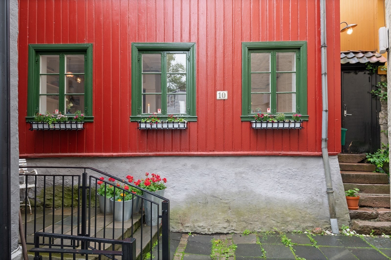 Leiligheten ligger i et sjarmerende, rødt trehus, med egen inngang fra felles bakgård Galleribilde