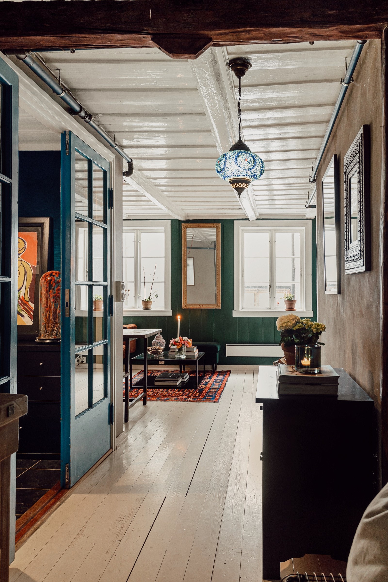 Synlige takbjelker og sjarmerende tregulv. Leiligheten har en meget god planløsning Galleribilde