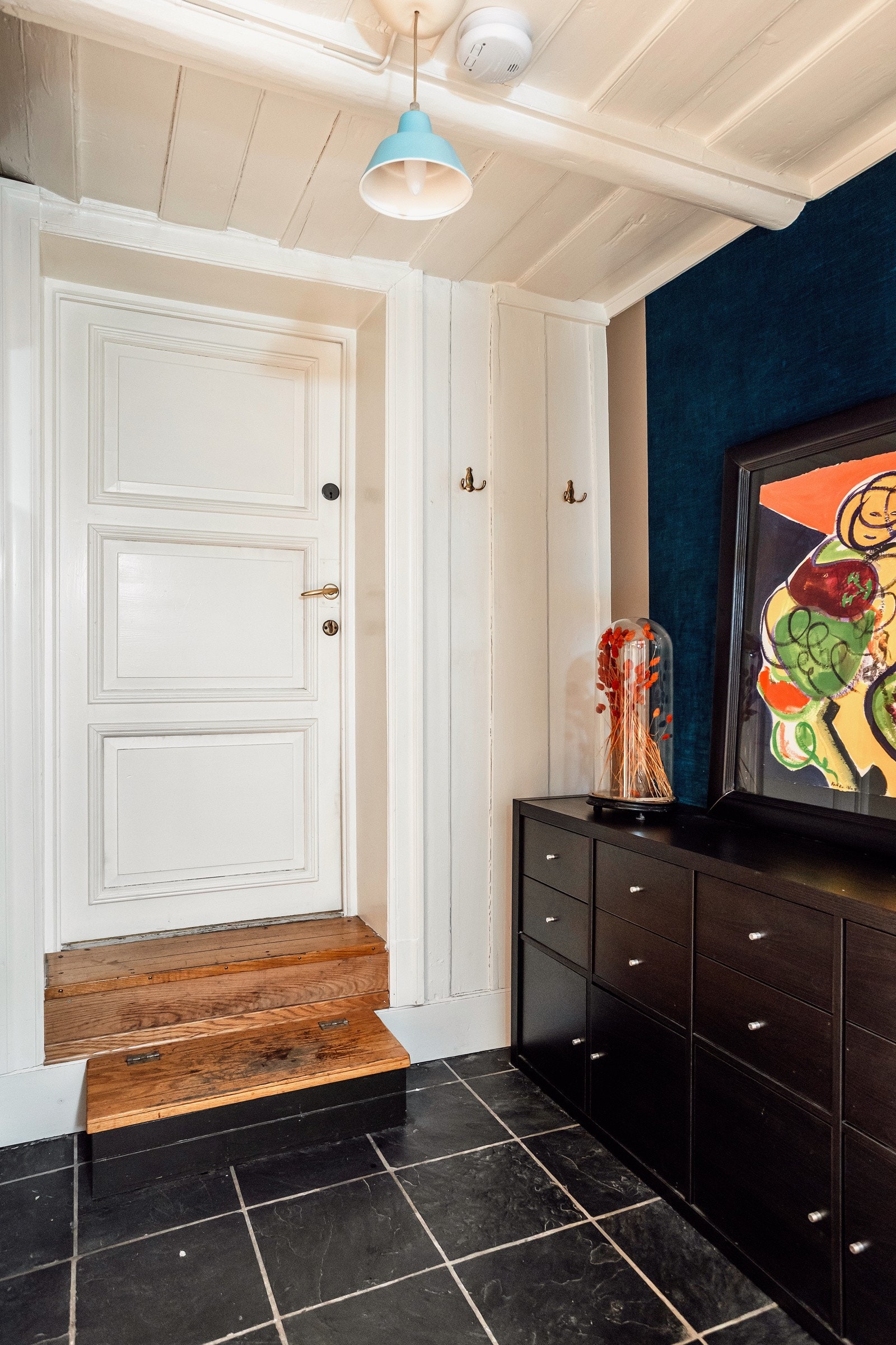 Hyggelig flislagt entre med mulighet for klesoppheng Galleribilde