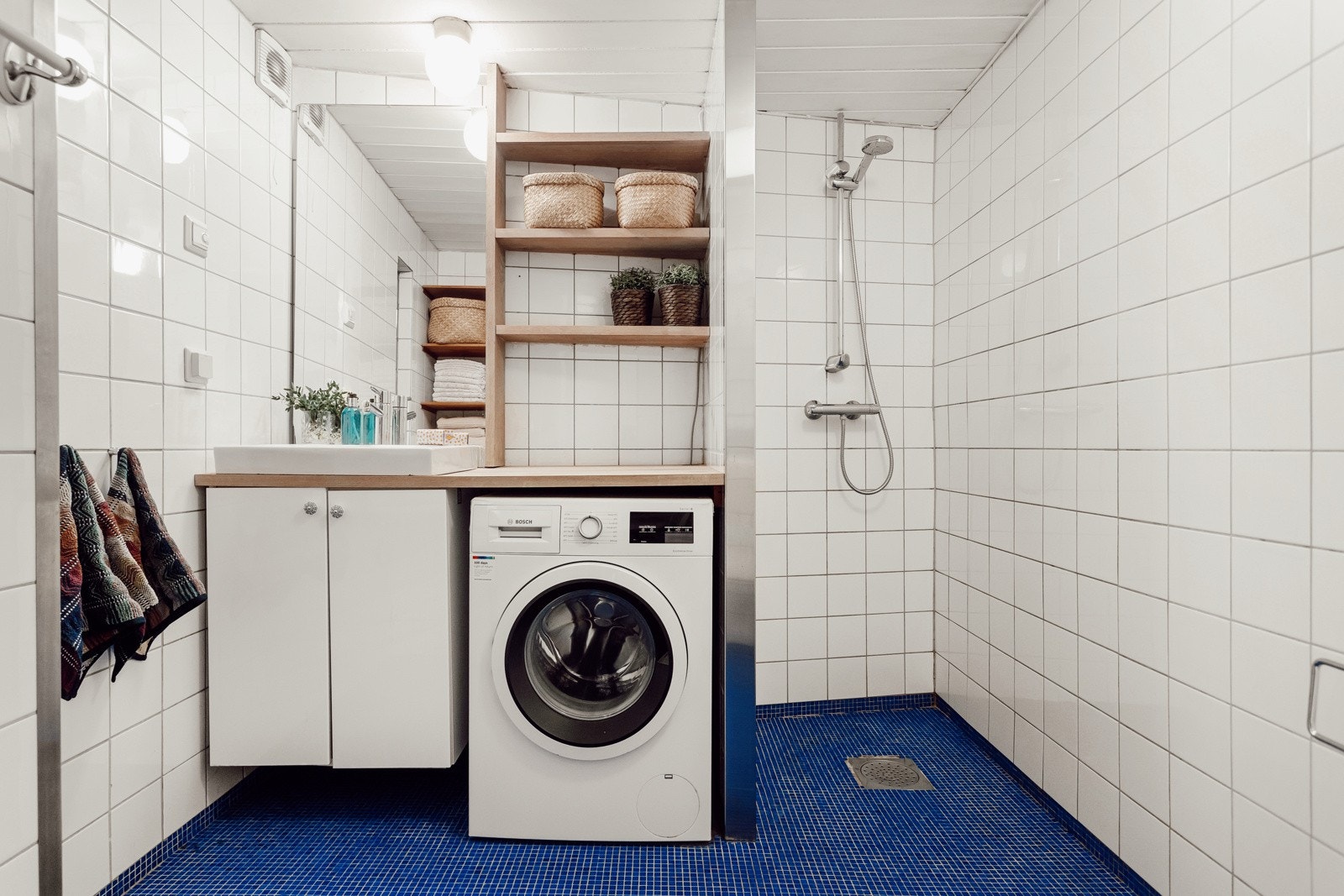 Pent flislagt bad med opplegg til vaskemaskin Galleribilde