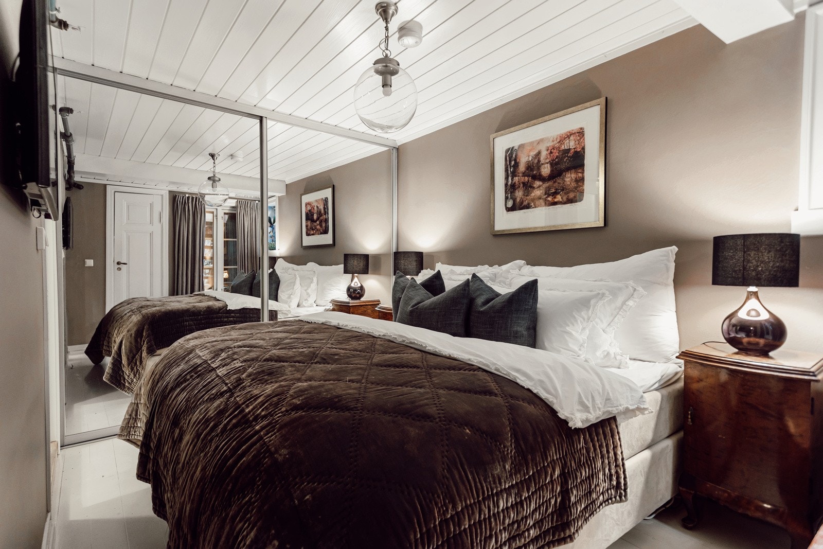 Romslig soverom med god skapplass. Direkte adkomst til badet Galleribilde