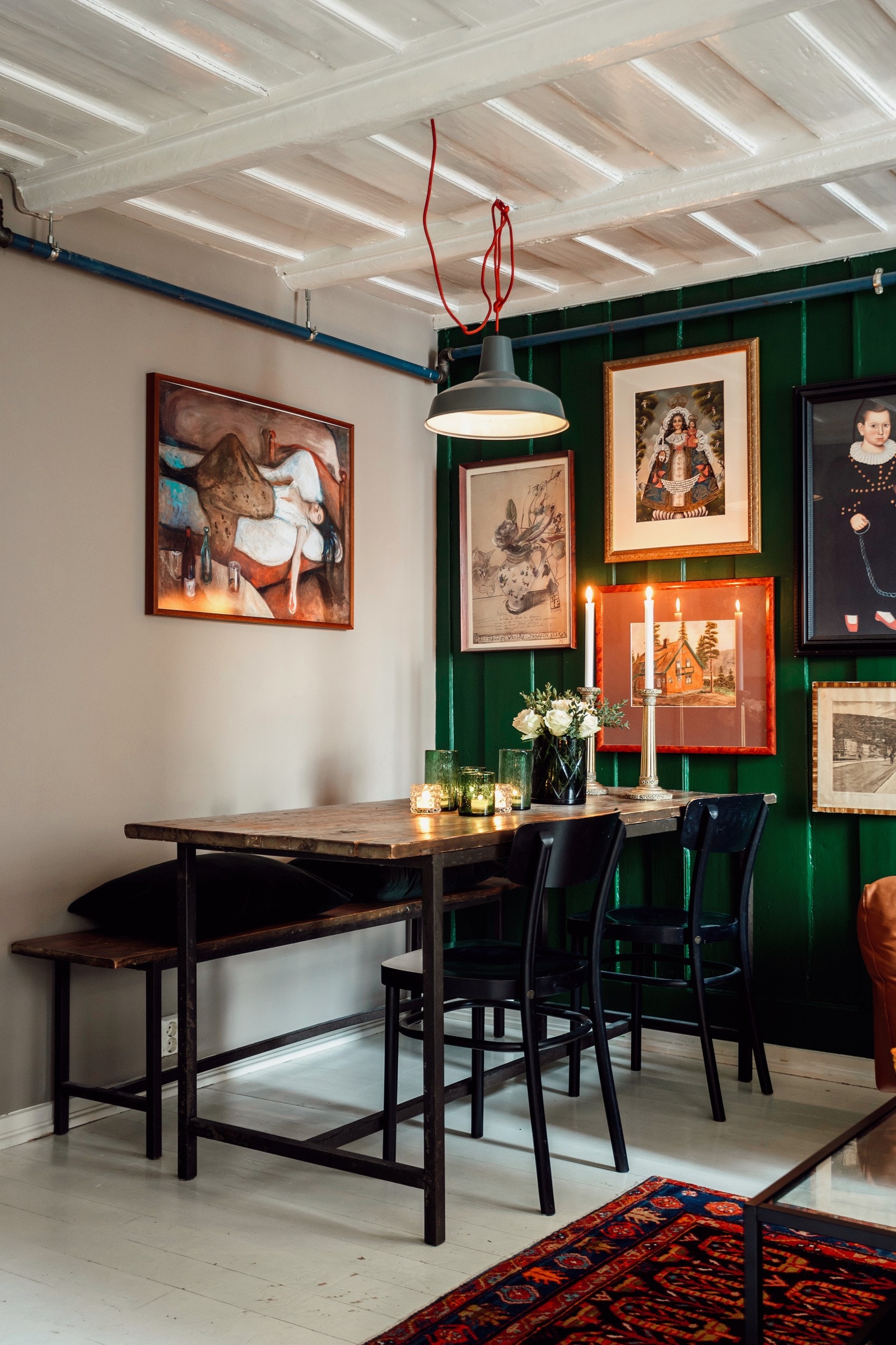 God plass til et romslig spisestuebord Galleribilde