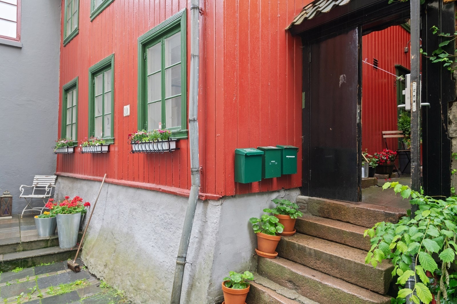 Leiligheten ligger i høy 1.etasje. Boligen tilhører et velfungerende, hyggelig og lite sameie på kun 3 seksjoner Galleribilde