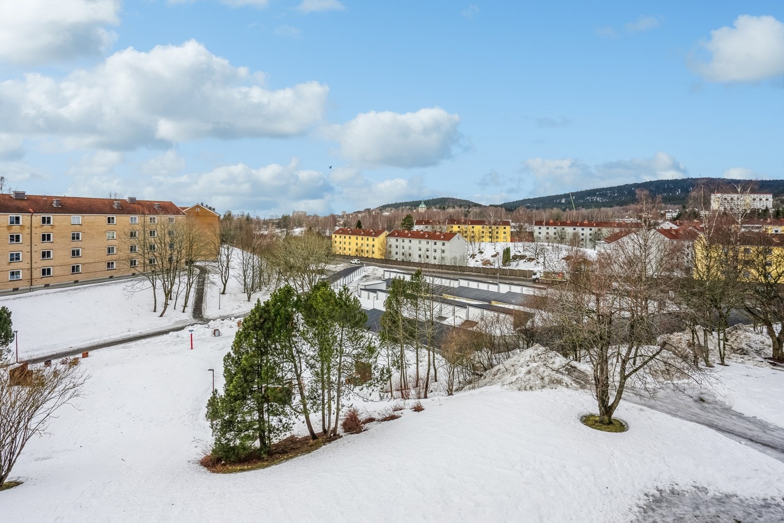Utsikt fra balkong mot Nedre Kalbakkvei Galleribilde