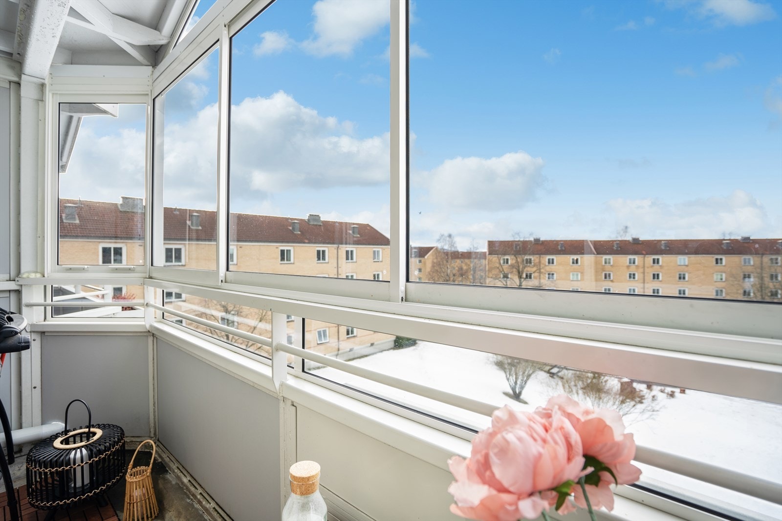 Leiligheten har en stor, innglasset balkong med flott utsikt Galleribilde