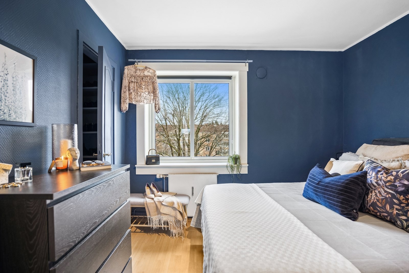 I tillegg til walk in, har leiligheten to romslige boder - en på loftet og en i kjeller Galleribilde