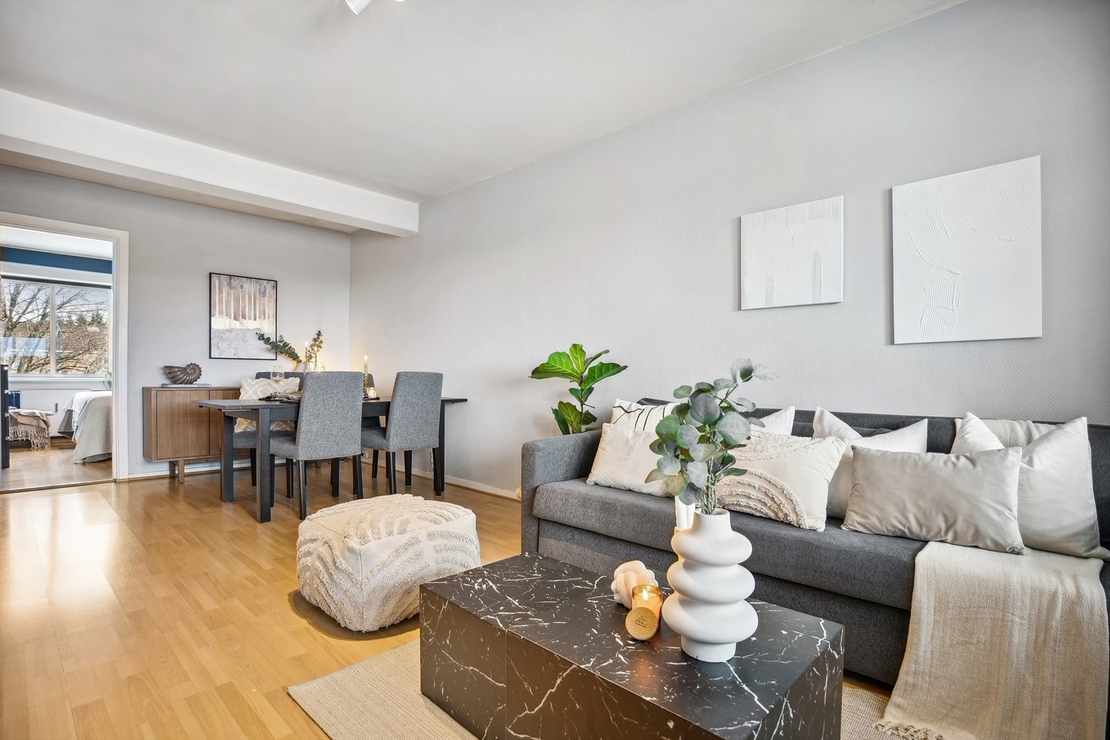 Leiligheten har en stor og lys stue med god plass til sofaseksjon og spisestue Galleribilde