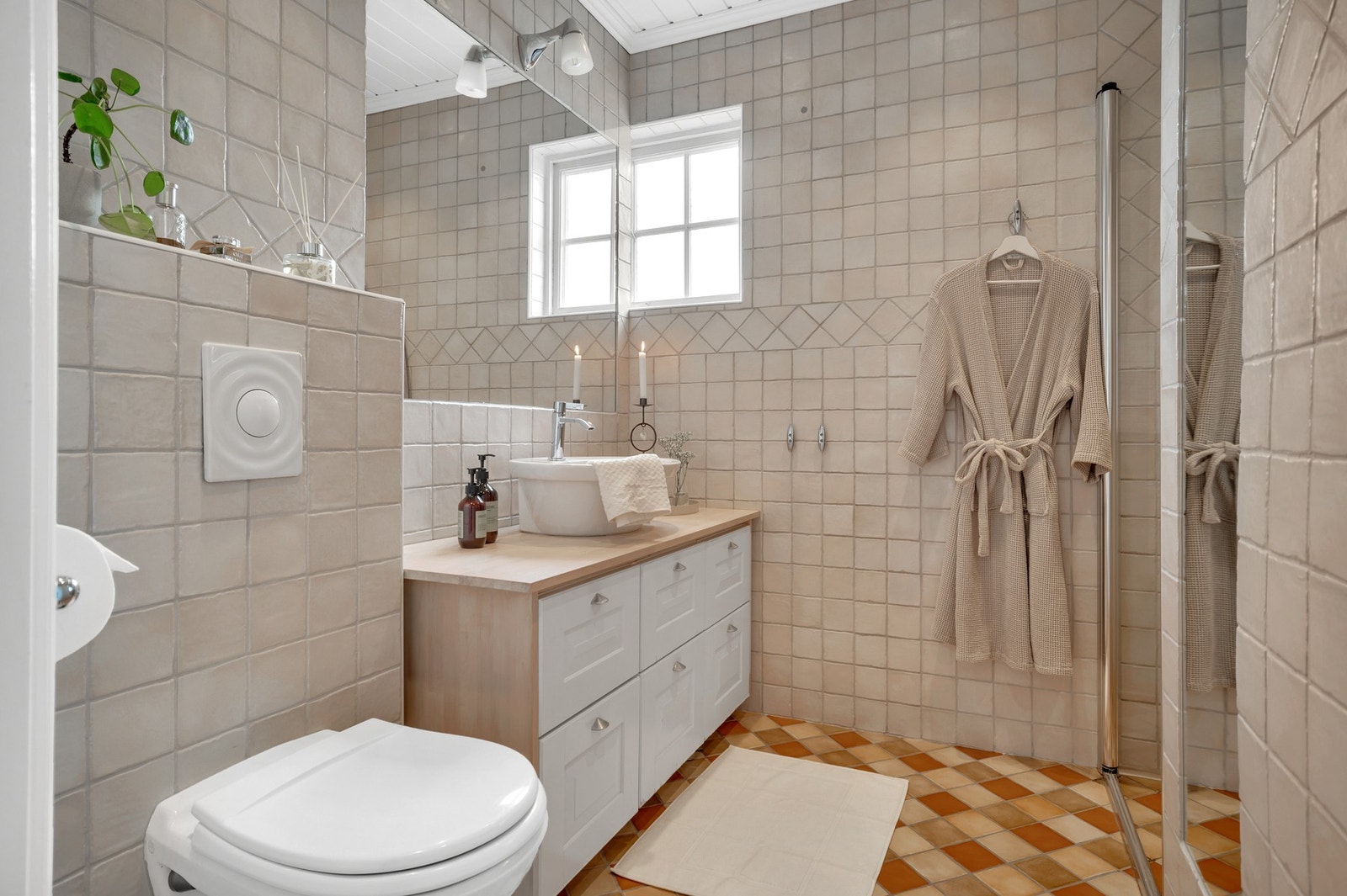 Lyst flislagt bad med elektriske varmekabler i gulv. Galleribilde