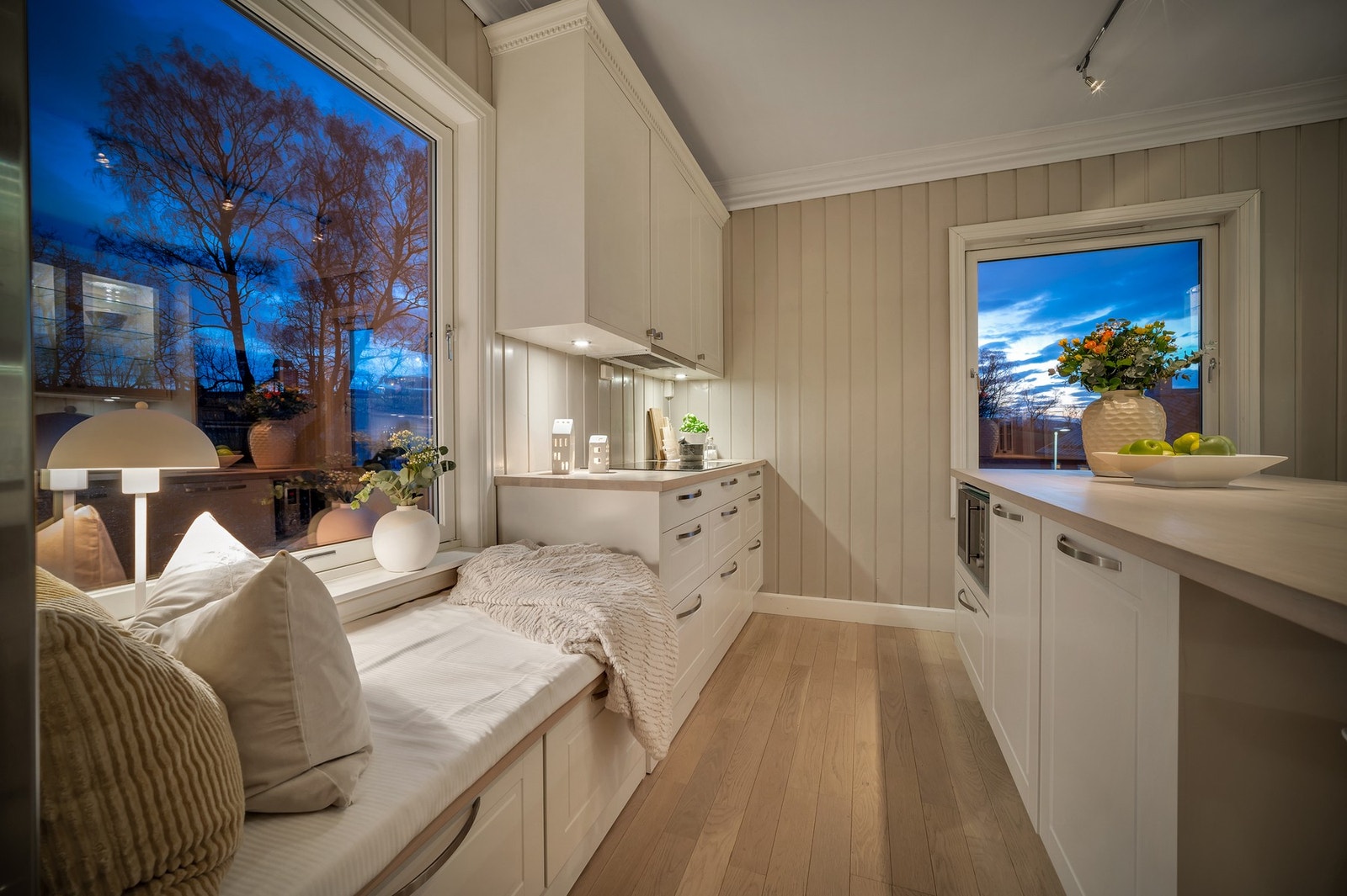 Av hvitevarer er det integrert platetopp, stekeovn, oppvaskmaskin og kaffemaskin. Kjøleskap og mikrobølgeovn medfølger handelen. Galleribilde