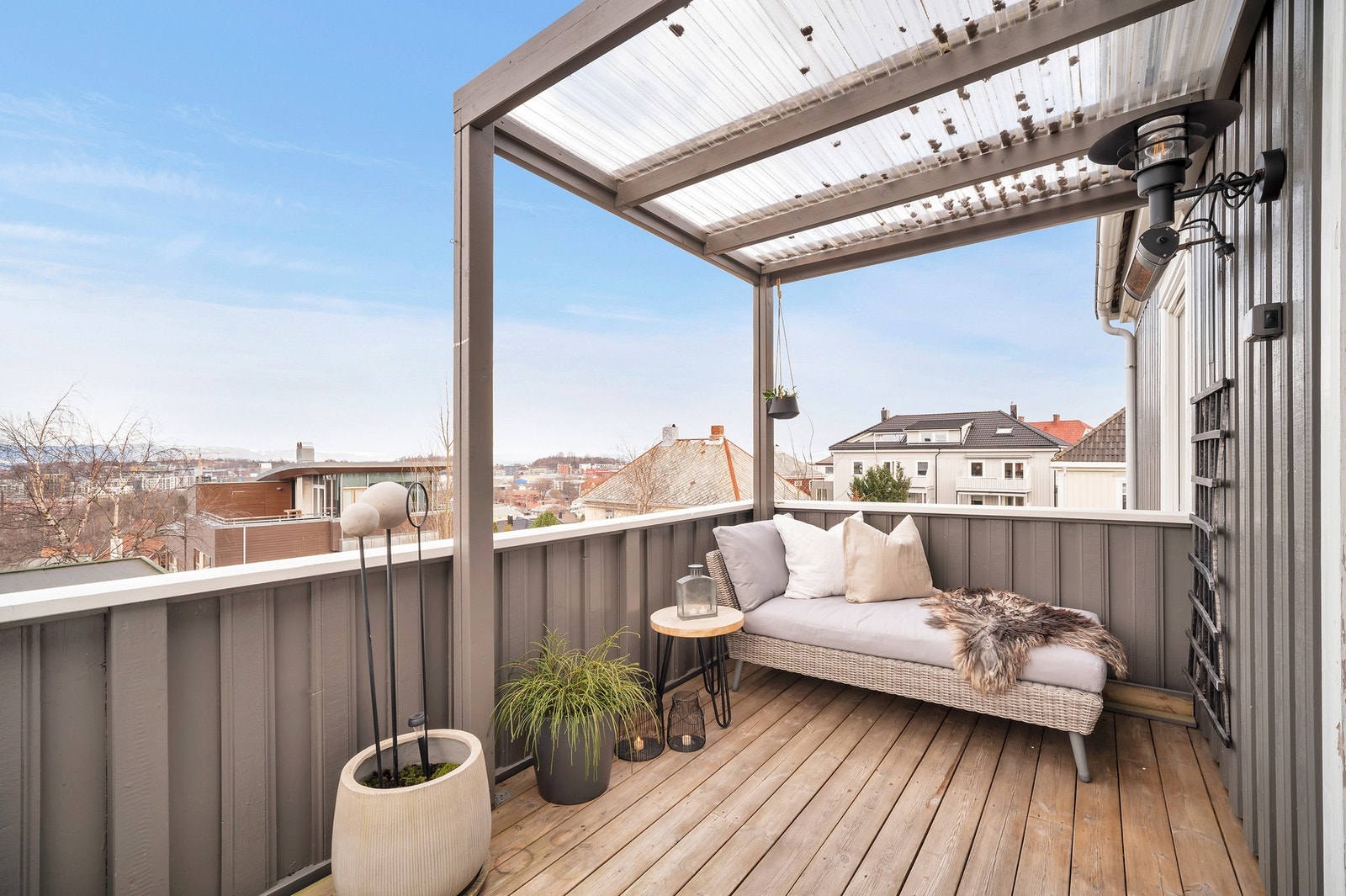 Balkong over inngangsparti vendt mot Trondheimsfjorden. Galleribilde