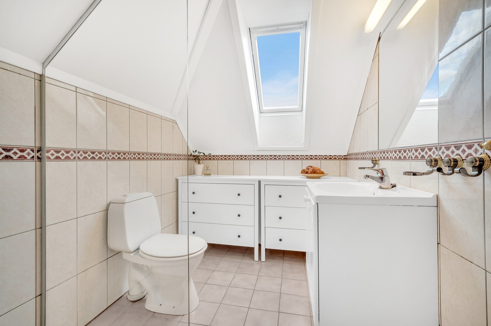 Bad på loft med elektriske varmekabler i gulv. Galleribilde