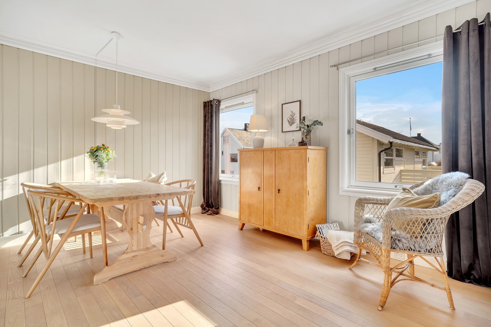 Stue 2 blir brukt som spisestue med naturlig tilknytning til kjøkkenet. Galleribilde