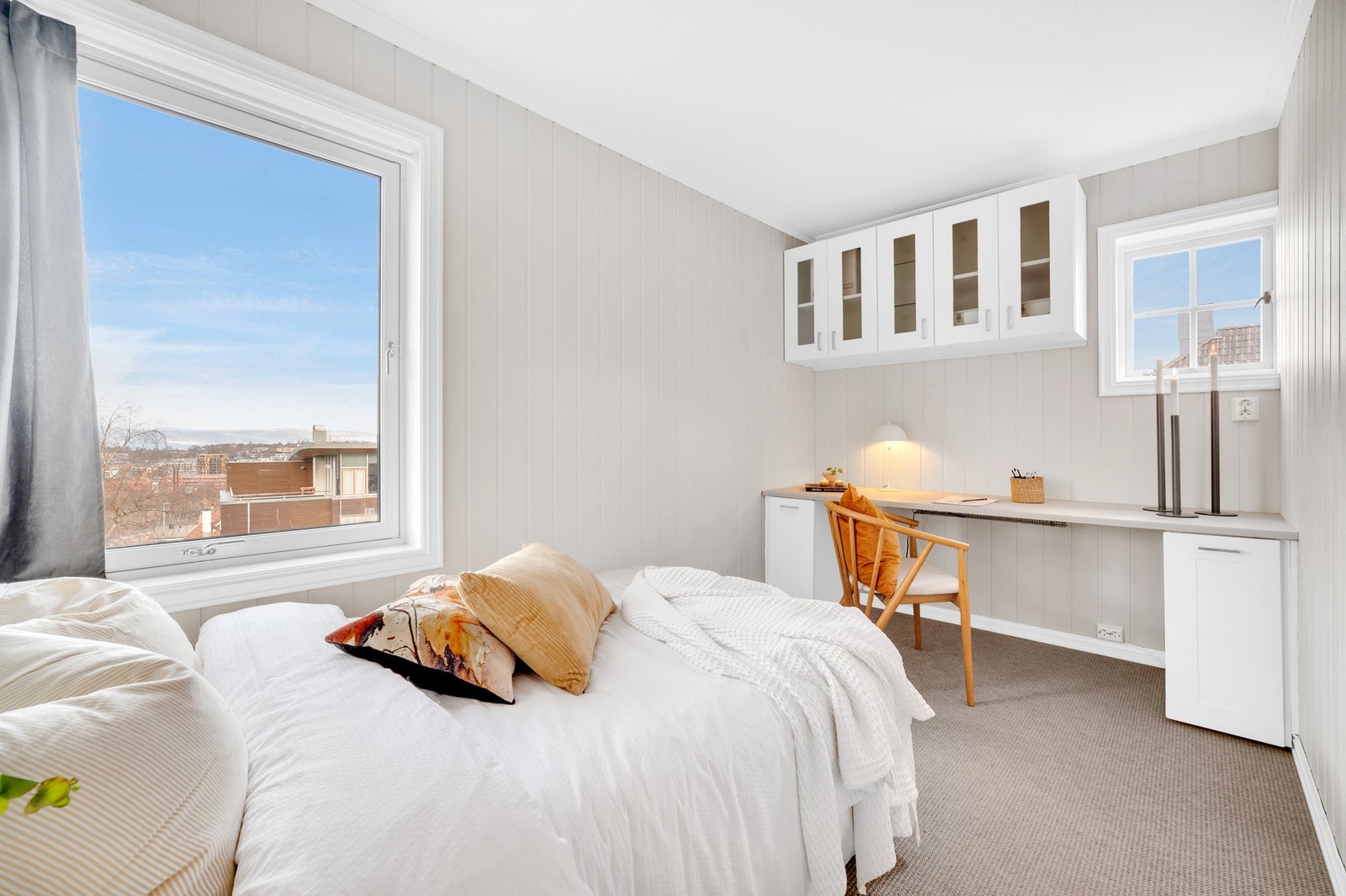 Soverom på 8,1m² med utsikt mot Trondheimsfjorden. Galleribilde