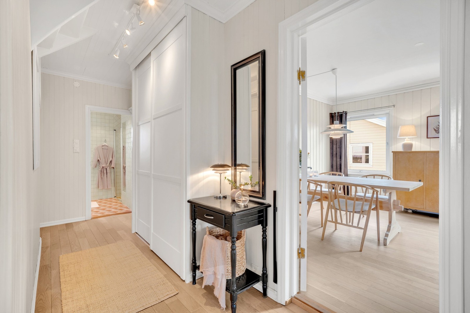 Romslig gang med skyvedørsgarderobe som fordeler boligens øvrige rom. Galleribilde