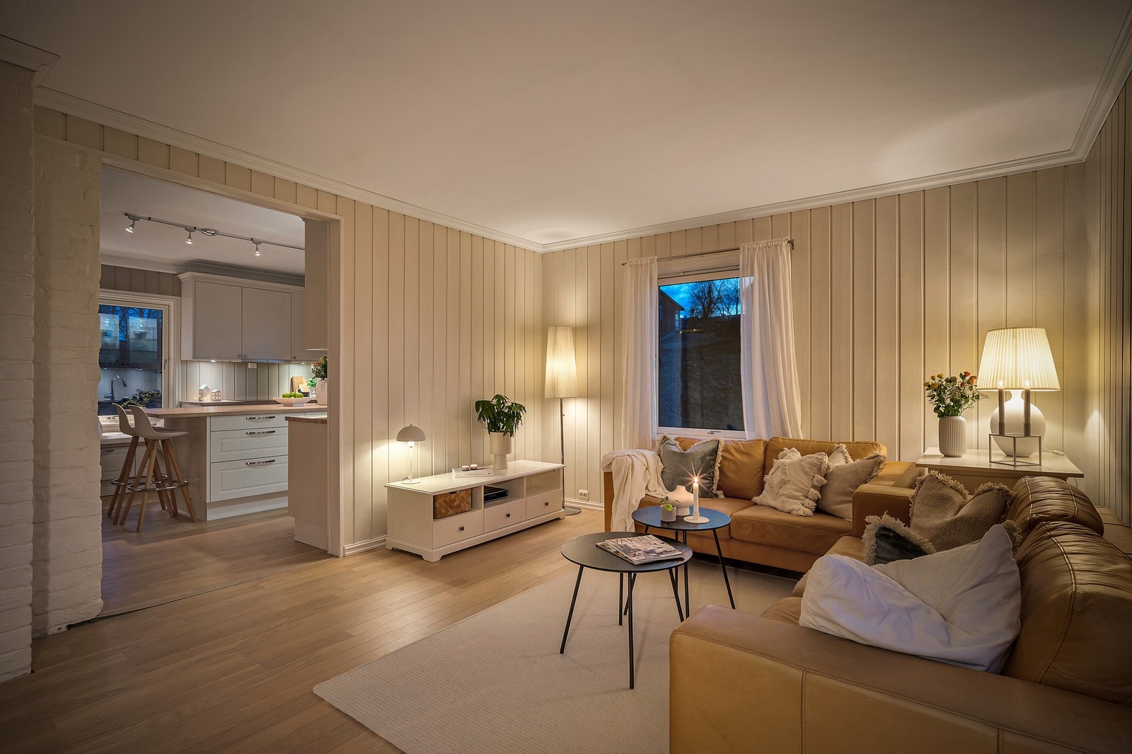 Kjøkkenet har i nyere tid blitt flyttet for å få stuen vendt mot utsikten. Galleribilde