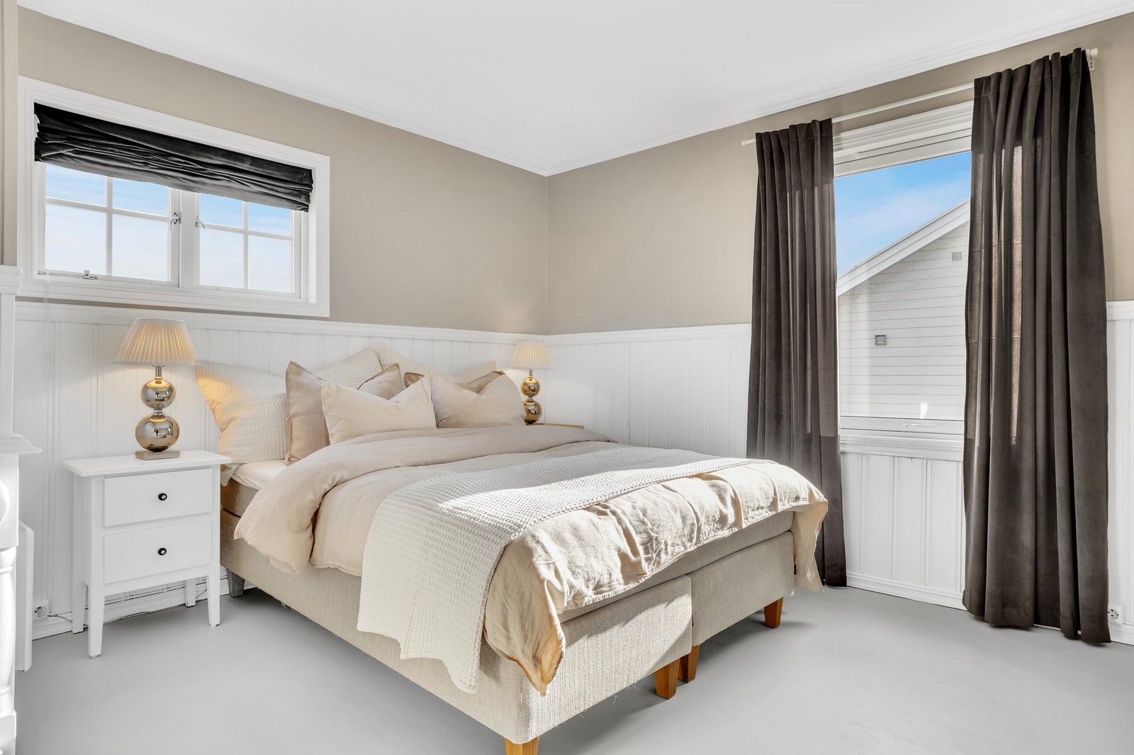 Hovedsoverommet er på hele 15m² med god plass til dobbeltseng og tilhørende soveromsmøblement. Galleribilde