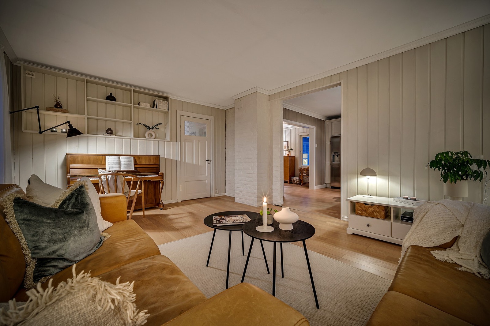 God planløsning med romslige oppholdsrom. I 2. etasje har boligen 2 stuer og 2 soverom i tillegg til kjøkken og bad av god størrelse. Galleribilde