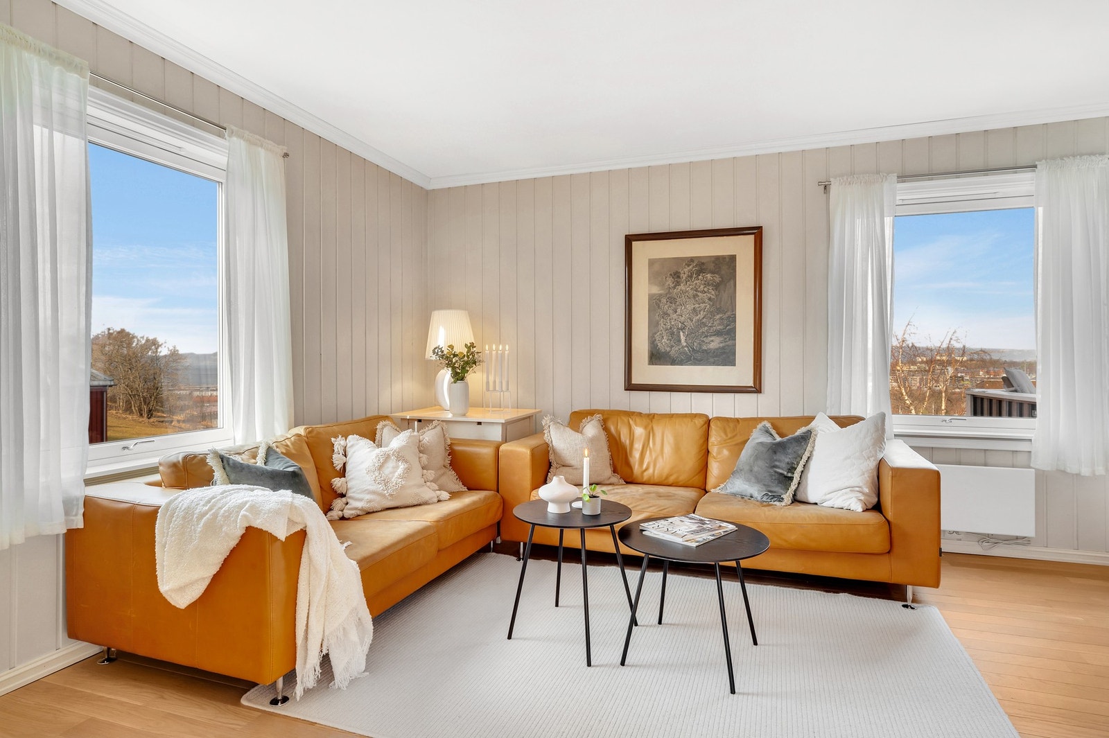 Boligen oppleves som svært lys og innbydende - Rikelig med gjennomlys fra flere sider av boligen. Galleribilde