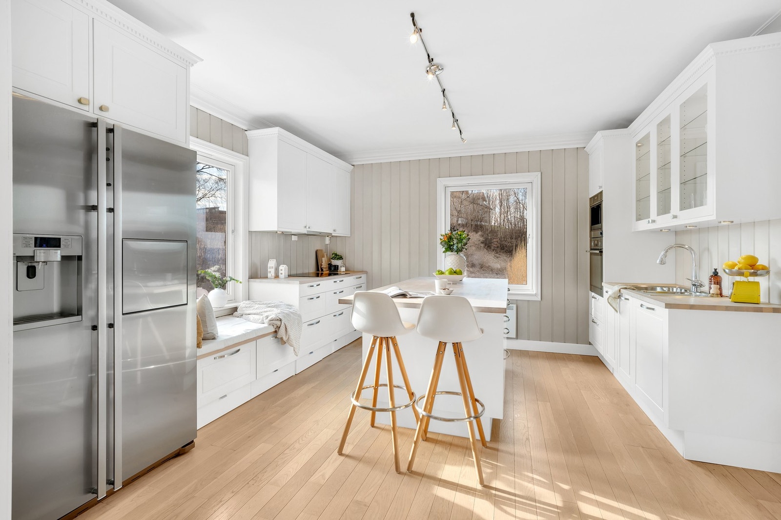 Kjøkkenet har en flott tredelt løsning med ulike sittesoner og oppbevaringsmuligheter på begge sider, samt i skuffer på kjøkkenøy. Galleribilde