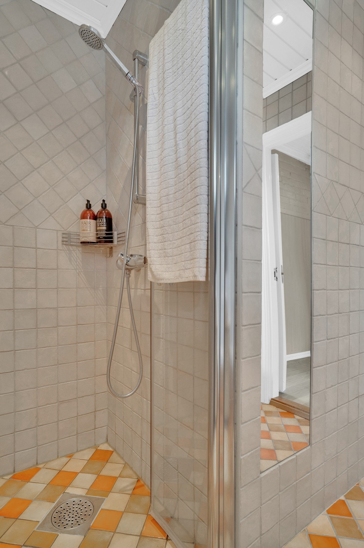 Flott dusjnisje med innfellbare glassdører. Galleribilde