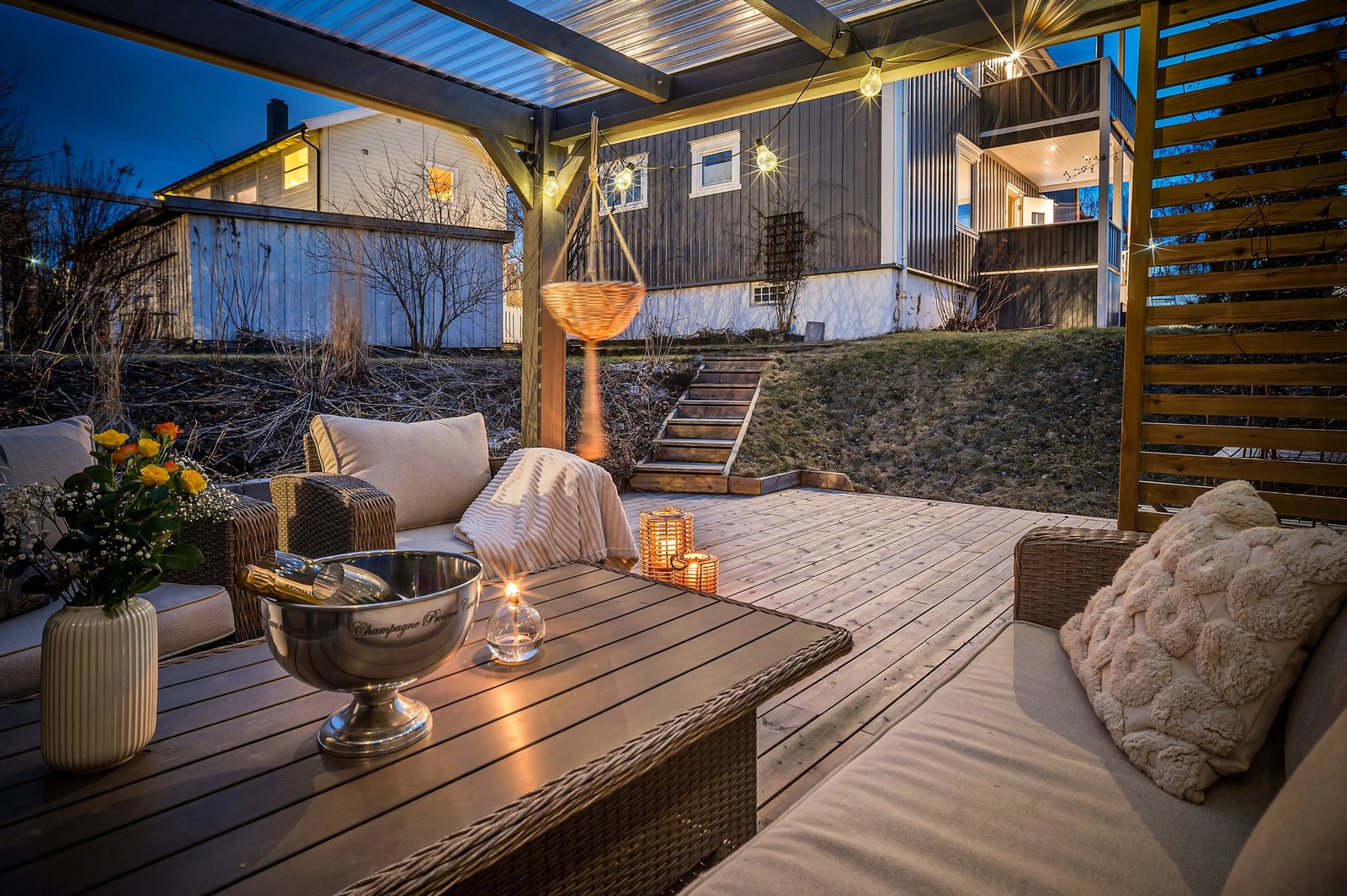 Hagen er pent opparbeidet med trapp ned til romslig markterrasse. Galleribilde