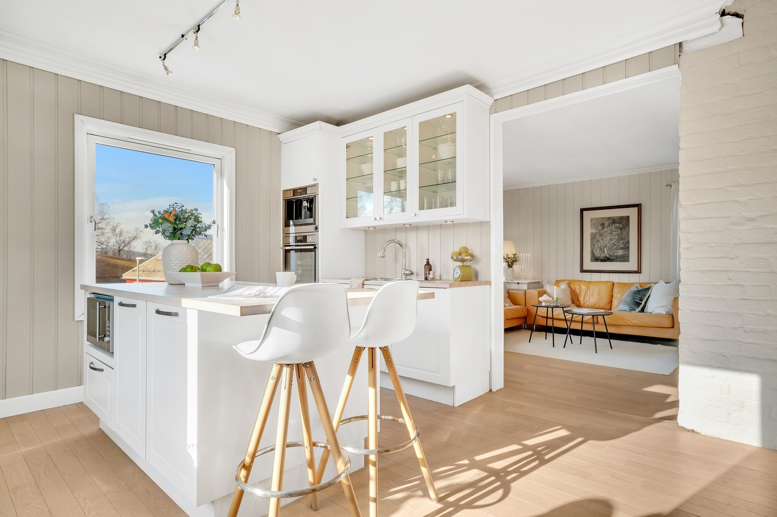 Romslig og moderne kjøkken fra 2014 som har fått tilstandsgrad 1 av takstmann. Galleribilde