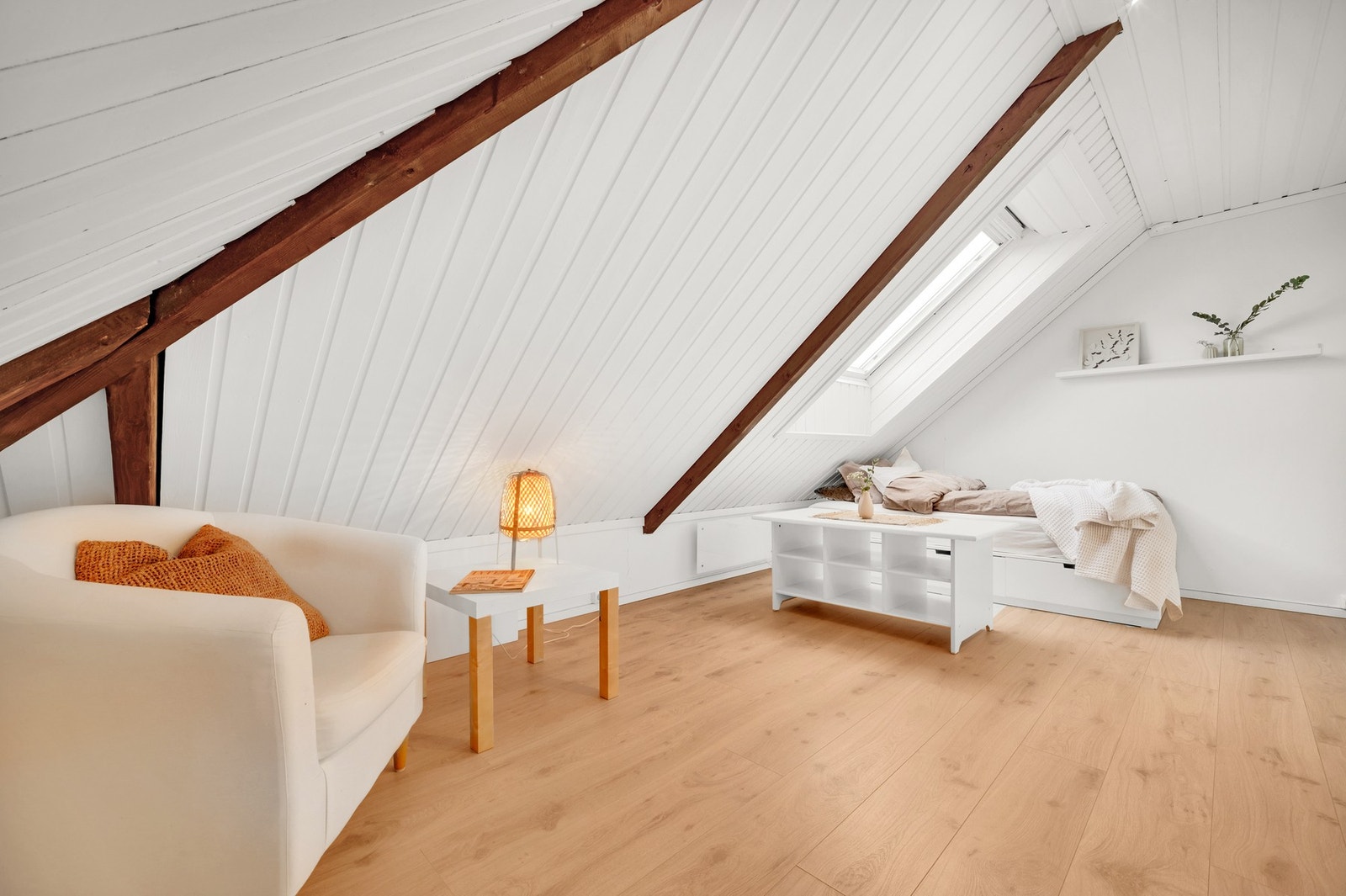 Rom omsøkt som gjesterom på 10,2m² er innredet som hybel 1 med eget kjøkken. Galleribilde