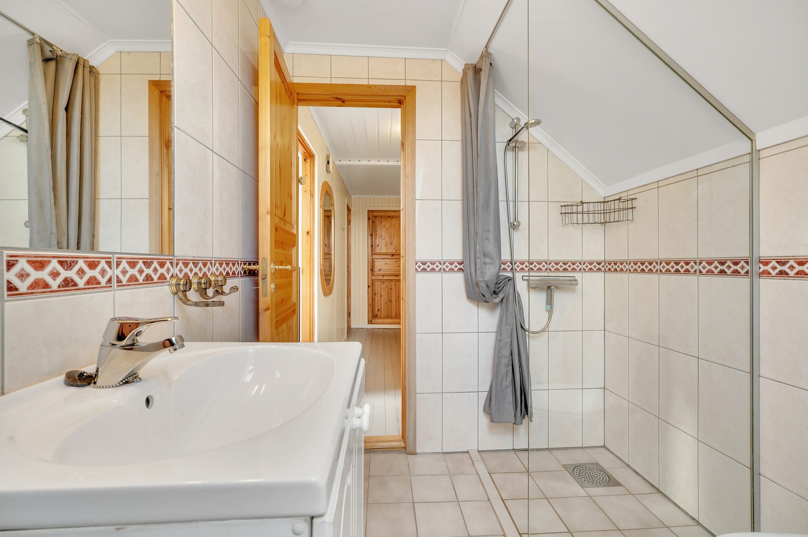 Badet er på 4m² og innredet med dusjhjørne, wc og servant. Galleribilde