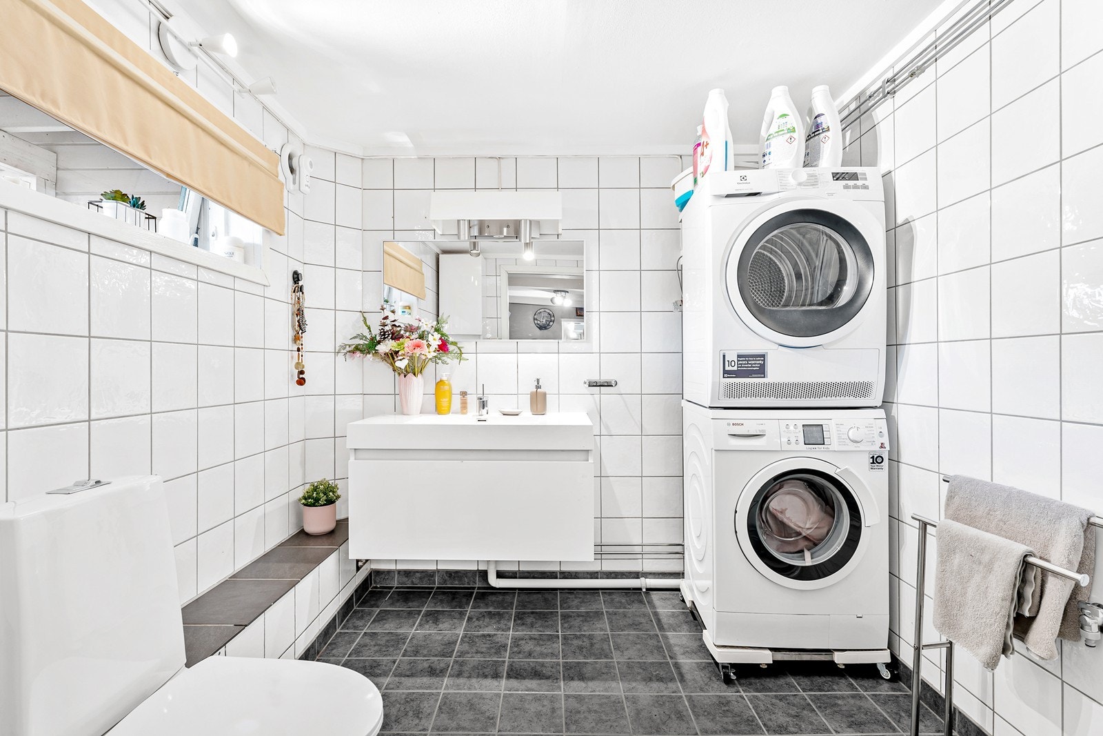 Helfliset bad med varmekabler i gulv og opplegg for vaskemaskin og tørketrommel. Galleribilde