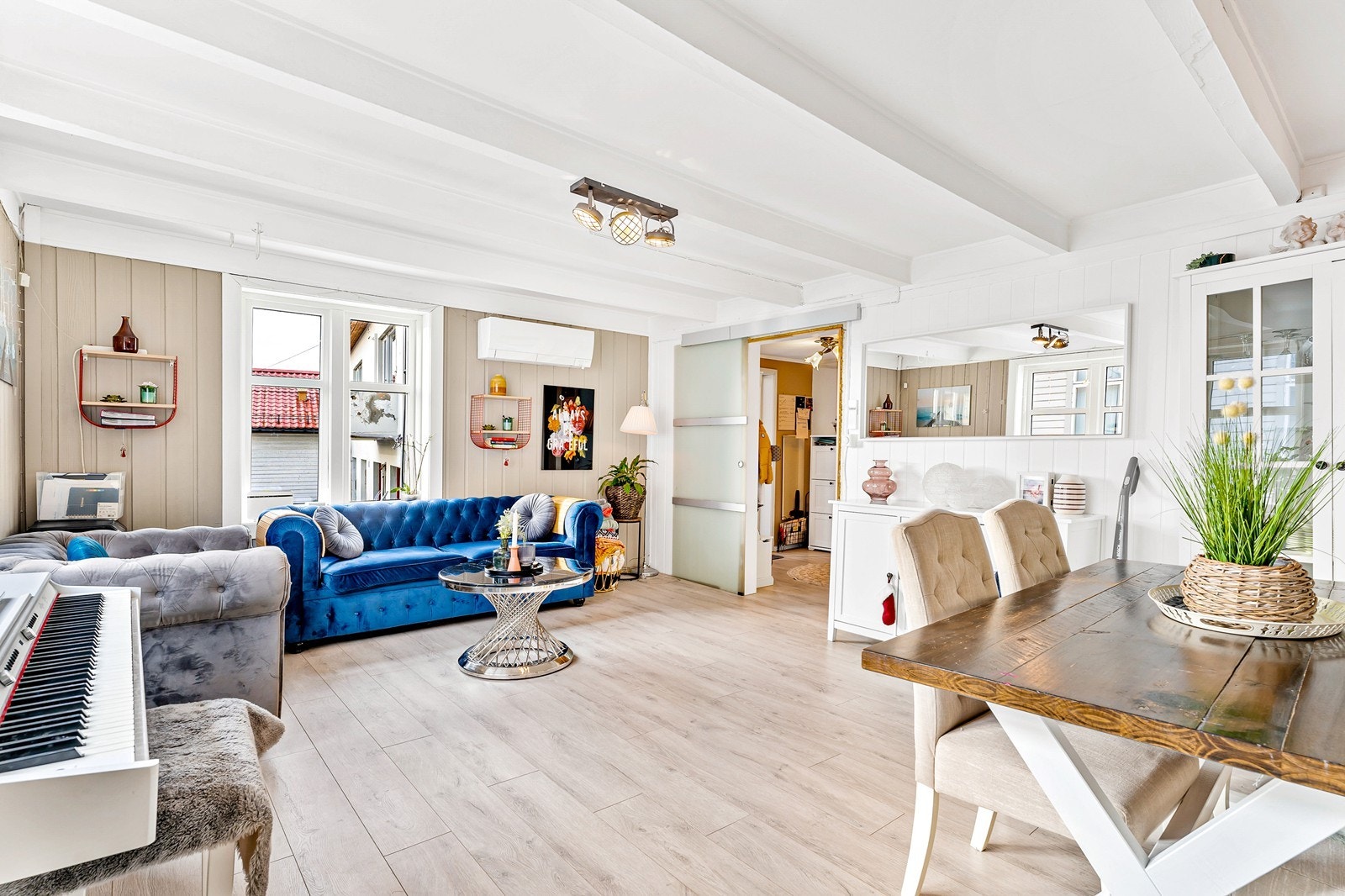 Stuen er romslig med god plass til soner for sofa og spisestue. Det er montert varmepumpe i stue. Galleribilde
