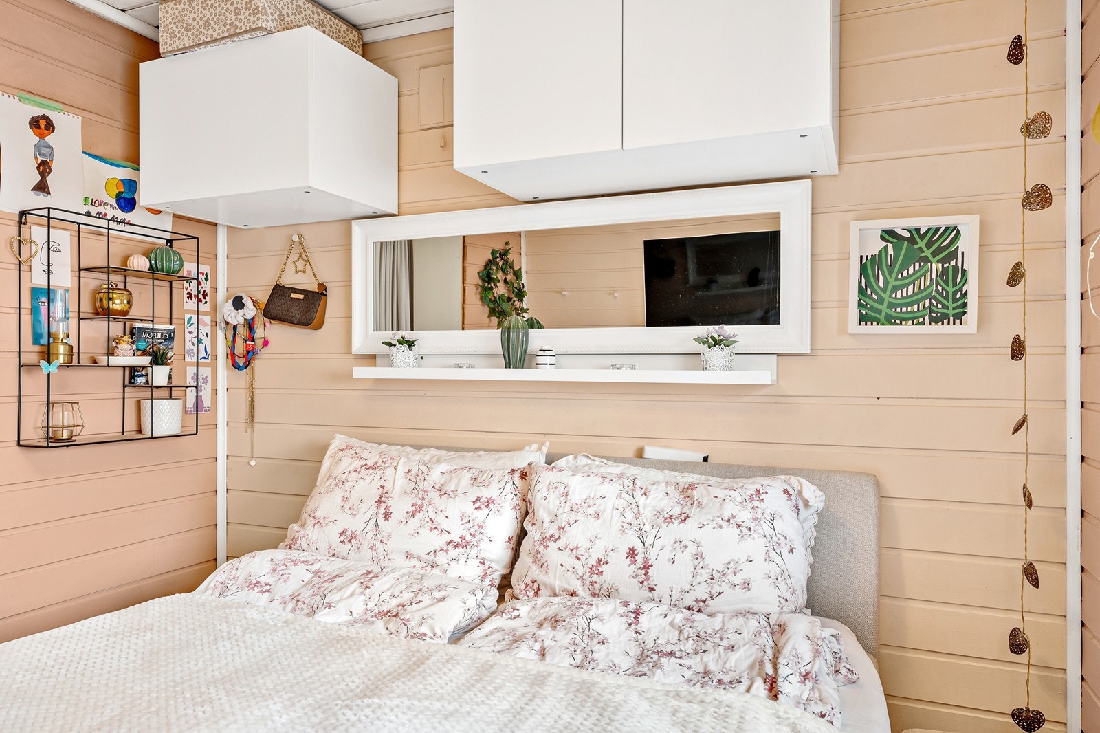 Vegger med malt panel og fastmonterte vegghyller. Galleribilde