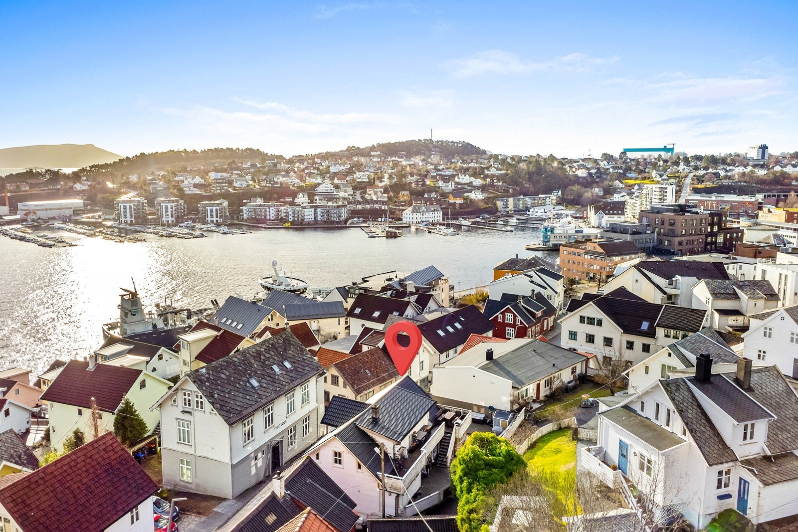 Det er gangavstand til Leirvik sentrum med alt det har å by på. Galleribilde