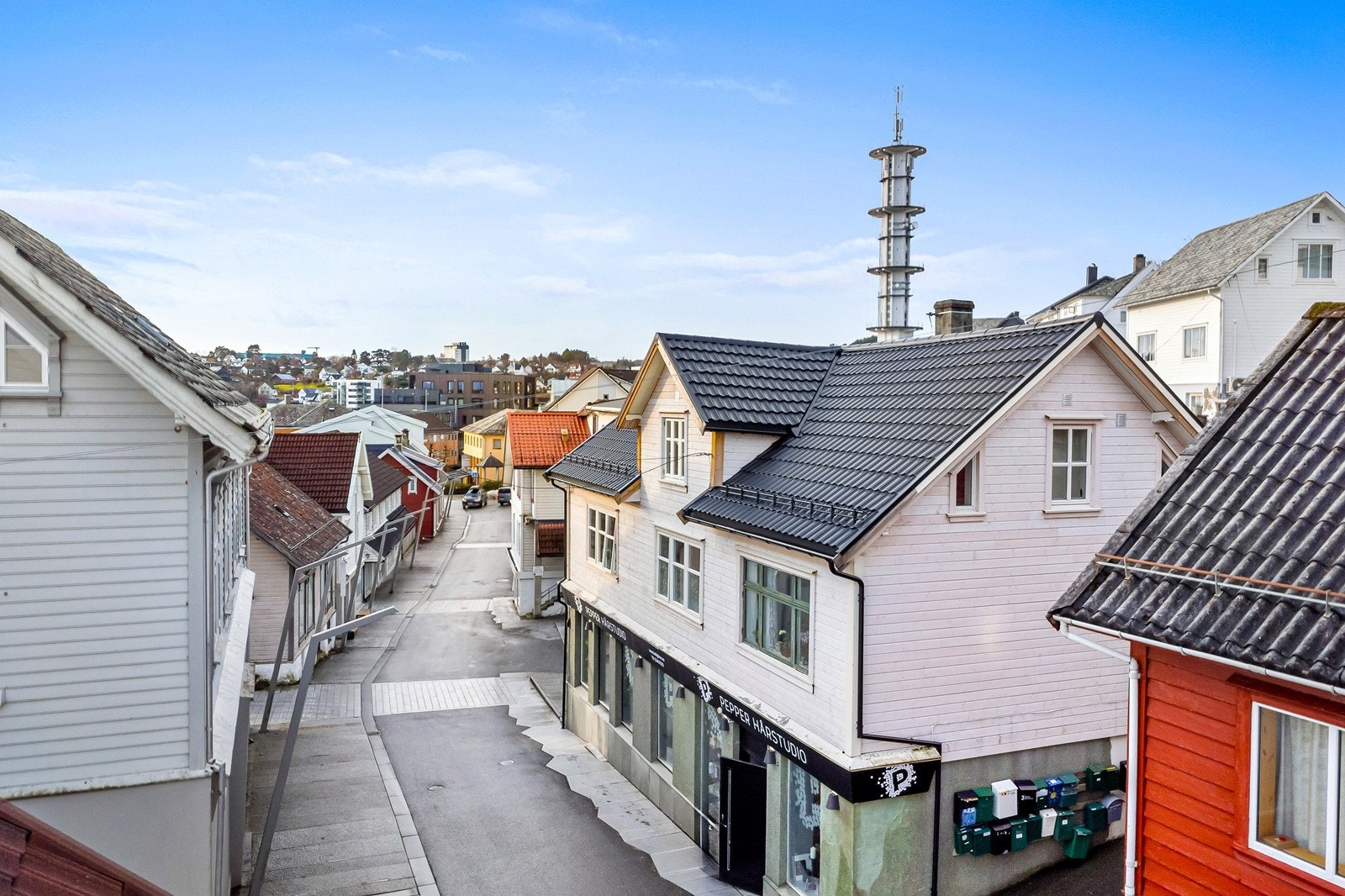 2-roms leilighet med sentral beliggenhet midt i Leirvik sentrum. Galleribilde