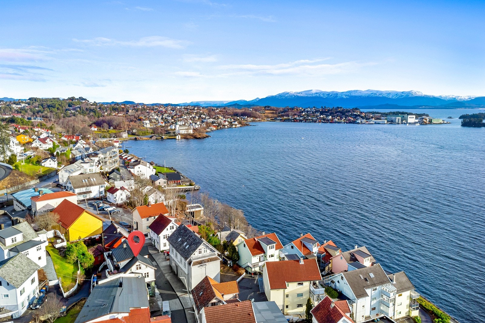 Bygningen ligger like ved sjøen. Galleribilde