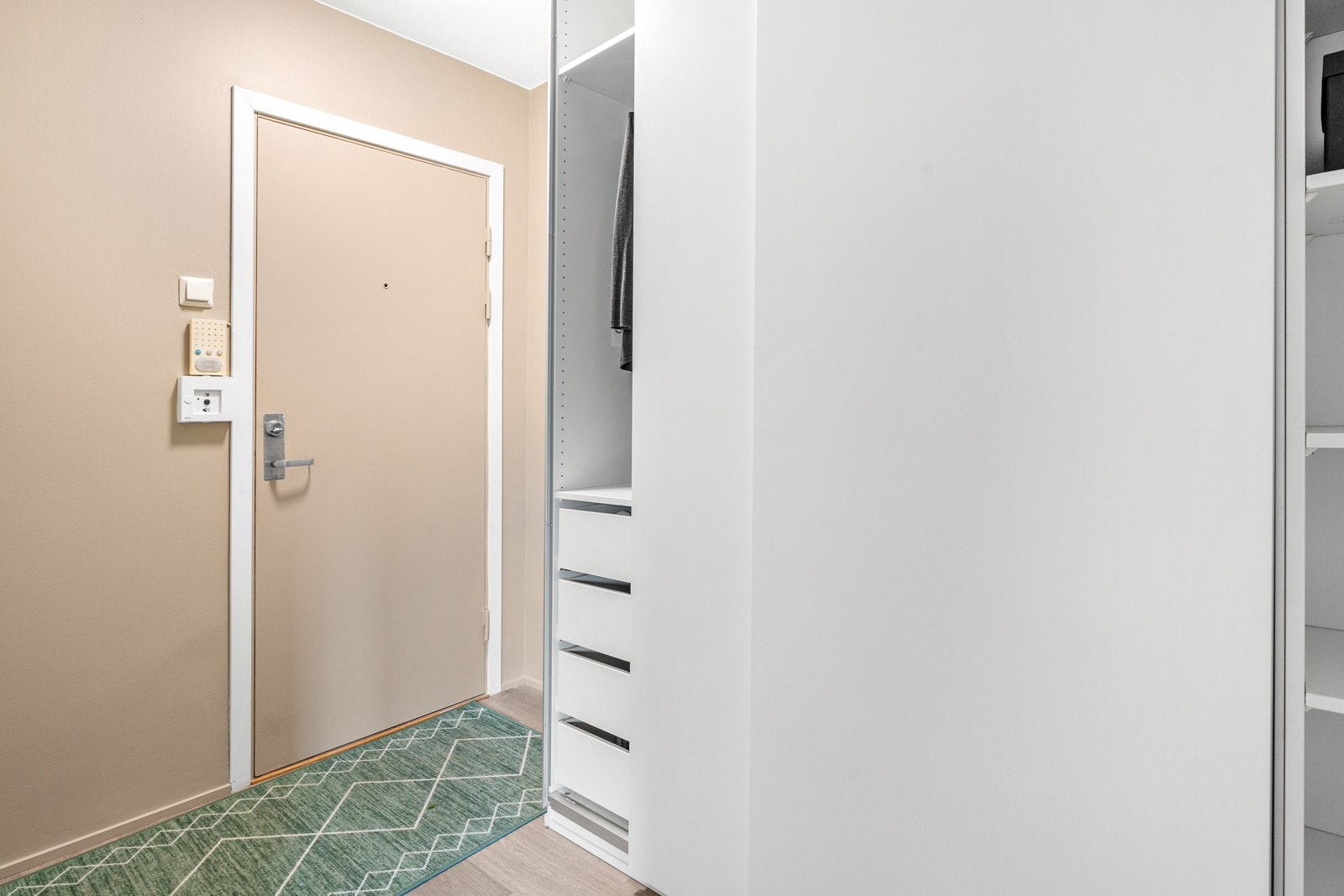 I gangen er det en stor skyvedørsgarderobe med mye oppbevaringsplass. Galleribilde